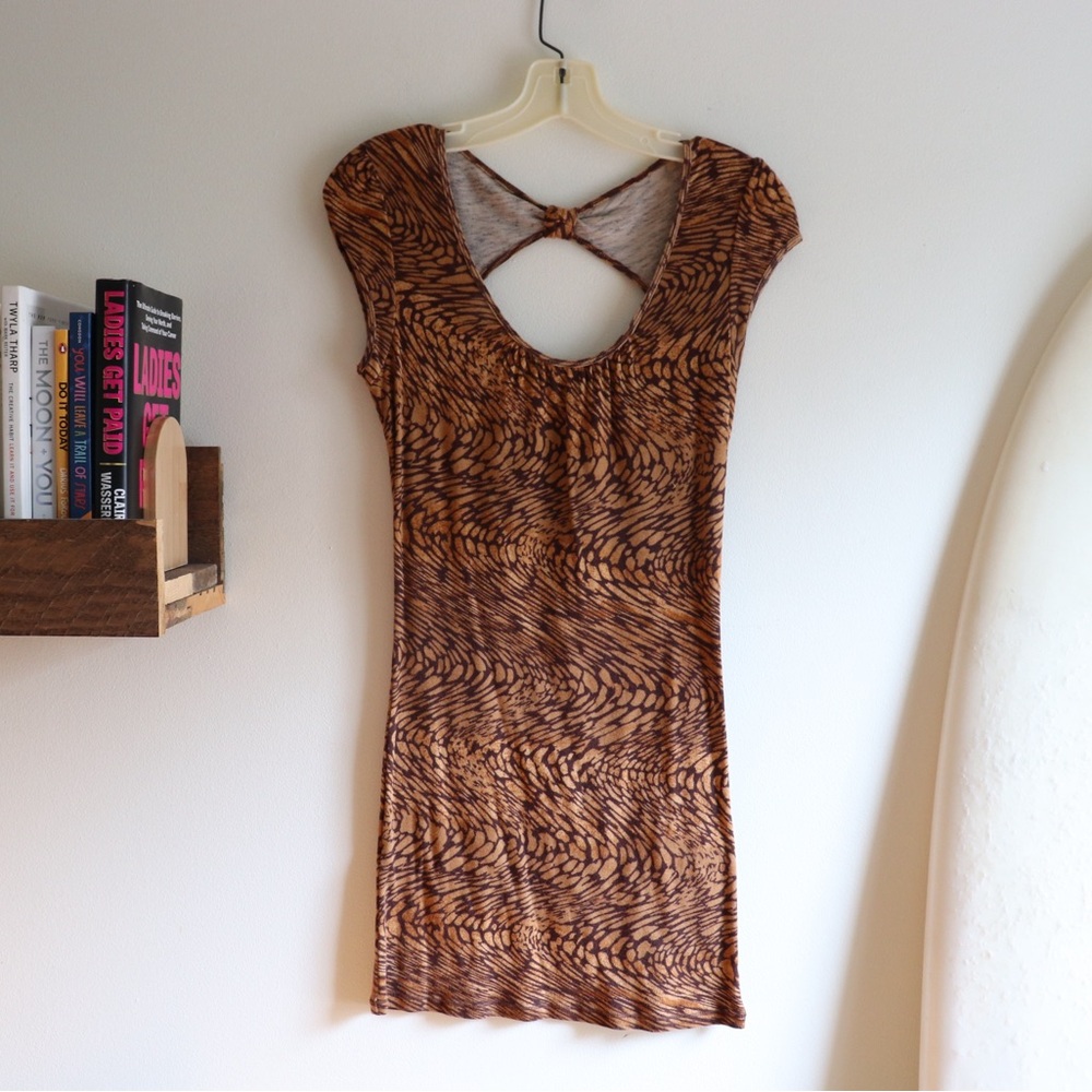 short sleeve brown and dark brown patterned long top with cut out